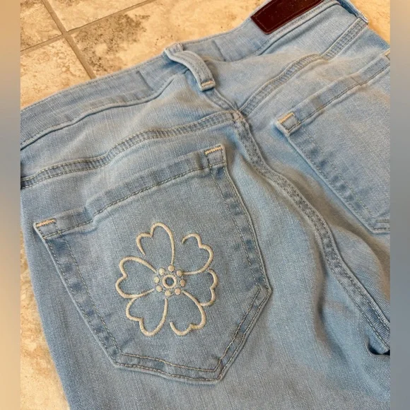Hollister High-Rise Flare Light Wash Jeans with Embroidered Flowers Sz 2 Long - Picture 4 of 5